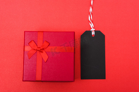 黑色背景上的红色标签和红色礼品盒，空白副本