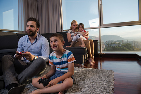 玩电子游戏的幸福家庭