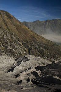 攀岩色彩摄影照片_印度尼西亚爪哇布罗莫火山，色彩鲜艳生动的主题