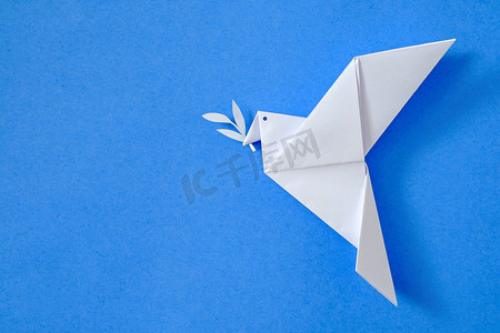 折纸中蓝天背景概念的和平鸽