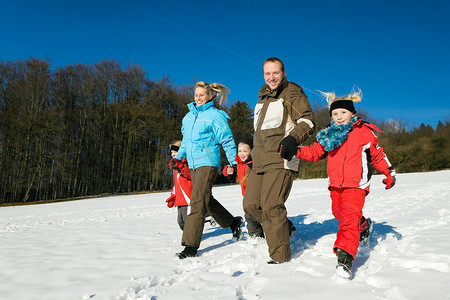 一家人在雪地里散步