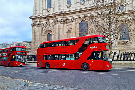 英国伦敦，2022年2月4日：著名的红色双层巴士驶过伦敦的街道。