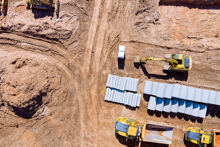 为下水道系统铺设新混凝土圆管施工准备土地的鸟瞰图