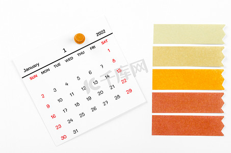 1 月日历与木制图钉和空白的不干胶便条纸。