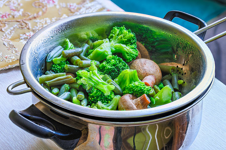 绿色画框摄影照片_用不锈钢漏勺煮的绿色蔬菜 — 全幅特写
