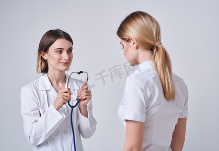 意向摄影照片_病人随意向医生投诉，蓝色听诊器