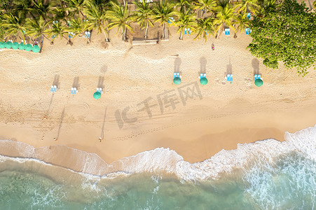 俯视海滩摄影照片_在泰国普吉岛的热带海滩上，空中无人机俯视一群快乐的人放松身心，美丽的普吉岛海滩是安达曼海著名的旅游胜地。