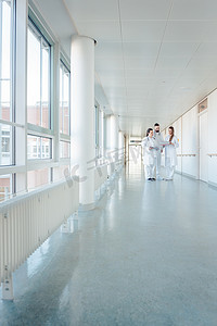 医院走廊上的三位医生有简短的会议