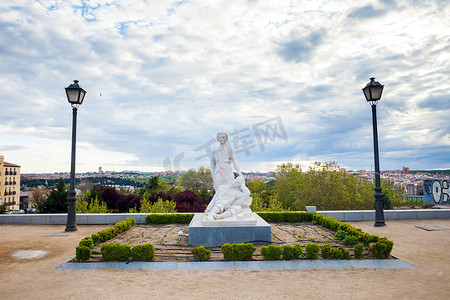 达利达的“天使与圣伊西德罗的奇迹”雕塑