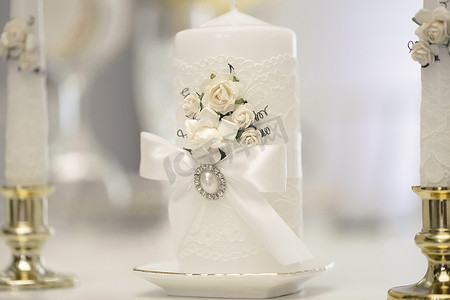 白色风格的婚礼装饰，配有水晶、花边和鲜花。