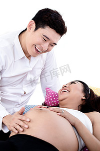 微笑的丈夫照顾怀孕的妻子