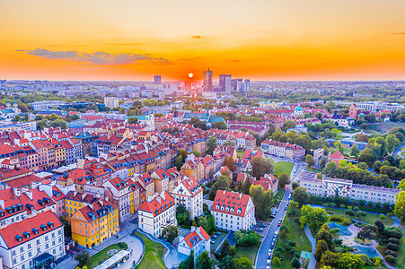 华沙摄影照片_华沙市中心的美丽全景空中无人机天际线日落景色，华沙市的摩天大楼和华沙的老城区，有集市广场和美人鱼雕像，波兰，欧盟