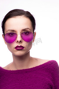 穿着紫色毛衣的女性，嘴唇上涂着紫色唇膏的紫色眼镜