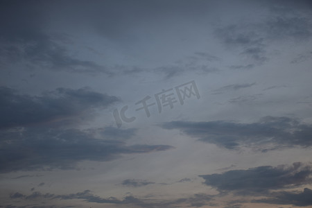 话剧雷雨摄影照片_黑暗的阴云天空背景。