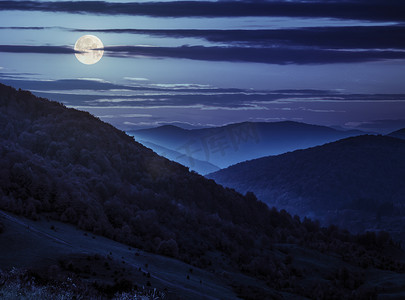 夜晚山顶周围有雾