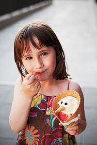 可爱的女孩吃冰淇淋