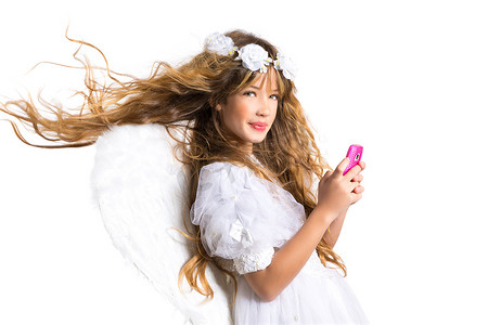 带手机和白色羽毛翅膀的天使金发女孩