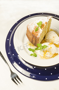 一块用玉米粉做成的蛋糕放在盘子里