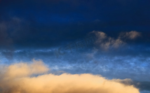 黄昏来临摄影照片_雷雨来临前令人惊叹的乌云形成