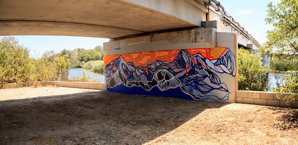 圣克莱门特南铁轨桥下的城市涂鸦