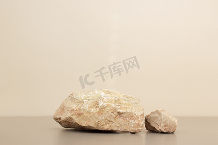 浅米色背景上的空天然石讲台极简主义。