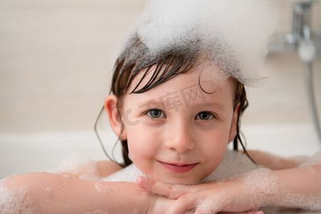 洗澡玩泡沫的小女孩