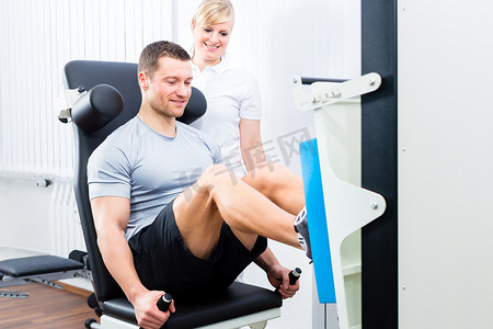 脊椎治疗摄影照片_物理治疗师在运动治疗中锻炼患者