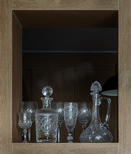 传统的酒杯投手，带有酒杯和水晶醒酒器，方形木框内部有玻璃塞。