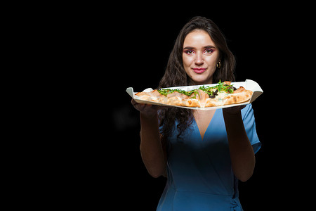 美食评审员召集令摄影照片_女快递员与 pinsa romana 美食意大利美食黑色背景。