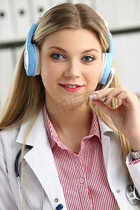 耳机线上咨询的微笑经验丰富的全科医生