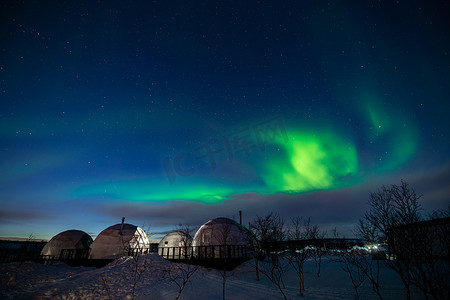 冰屋村上空寒冷的夜晚，北极光也被称为极光、北极光或极光。