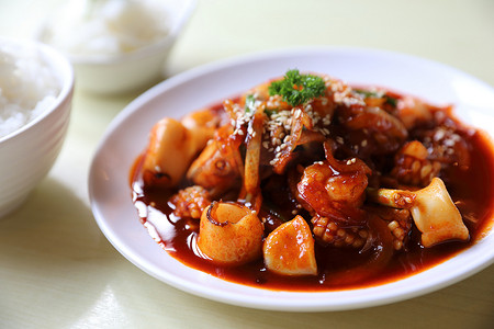 韩式辣白菜拌饭摄影照片_韩式酱海鲜饭