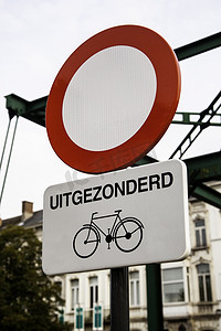 交通箭头摄影照片_带箭头的自行车标志