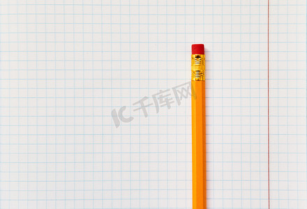 教育海报设计元素摄影照片_用铅笔练习本。