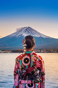 穿着日本传统和服的亚洲妇女在富士山。