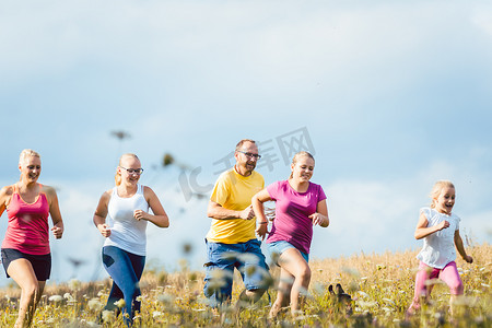 全家大团圆摄影照片_夏季全家跑步健身更健康