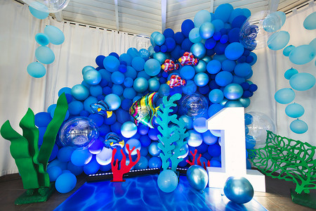 生日照区的气球、鱼和珊瑚的海洋风格装饰
