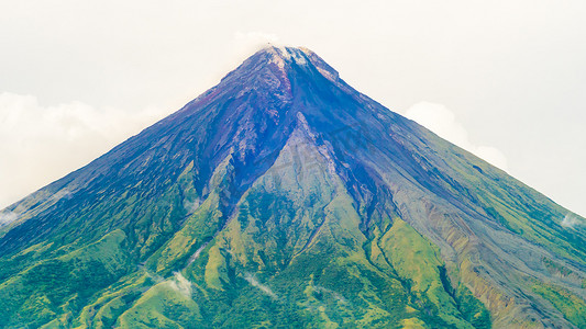 马荣火山是一座活跃的成层火山，位于菲律宾吕宋岛比科尔地区的阿尔拜省。