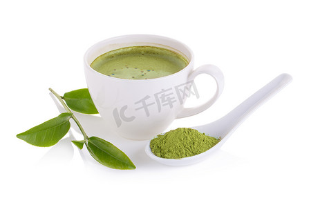 白色陶瓷勺抹茶粉和绿茶抹茶拿铁
