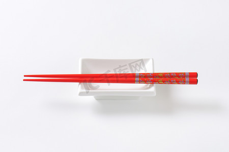 酱油盘上的红筷子