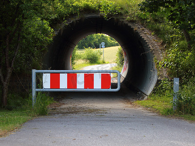 人行隧道摄影照片_设有汽车屏障的自行车及行人隧道
