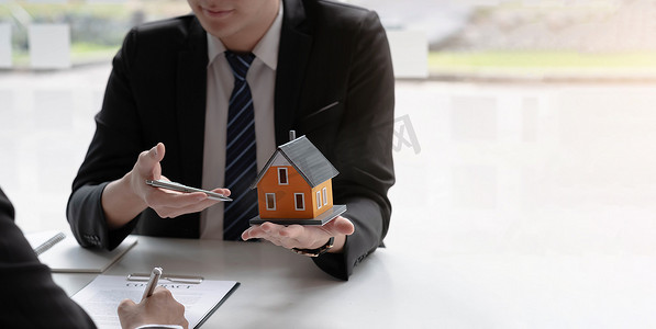 购买房屋和土地的房地产经纪人在同意签订购房协议后将房屋交付给客户。