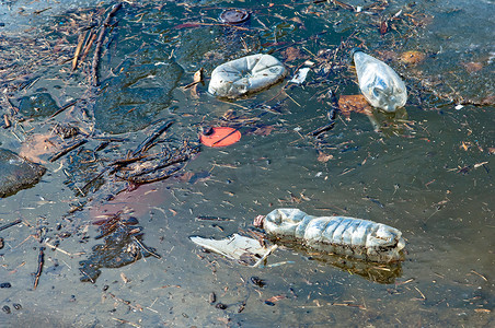 水在自然界的循环摄影照片_漂浮在水面的垃圾