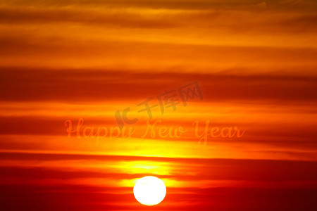 红橙黄背景摄影照片_火焰天空红橙黄云在日落时回到 clou