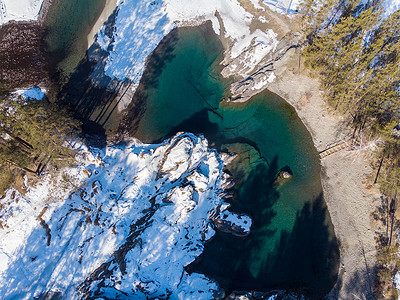 冬季蓝色湖泊的鸟瞰图