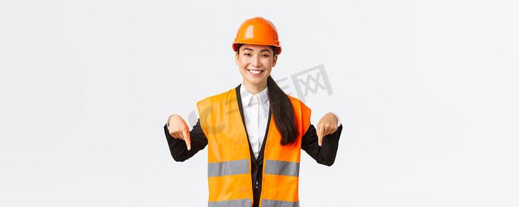 微笑开朗的施工经理，戴着安全帽和反光服的亚洲女工程师发布公告。