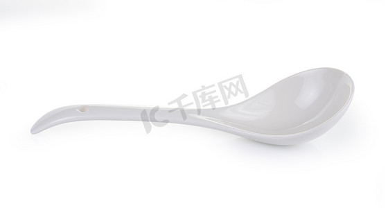 白色背景上的白色空陶瓷勺子