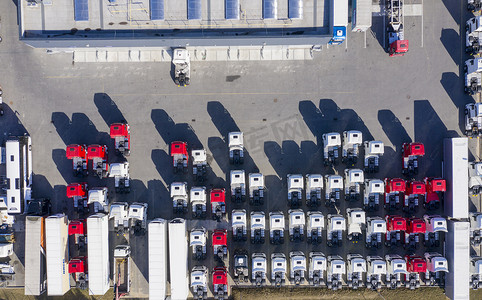 带货运拖车停车场的白色半卡车的空中俯视图