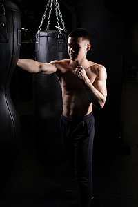 Blows practices bag boxer athlete the glove black young male body, for strong gloves from fight from 白种人, sportswear martial.
