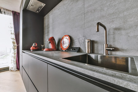 黑色和极简主义风格的小厨房的内部
